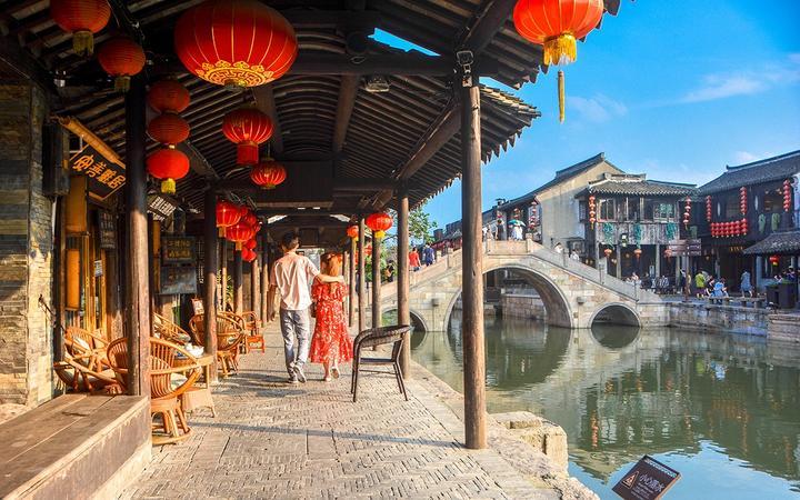 路面出现大面积冰冻,南京江北新区综合行政执法部门抢在早高峰前排险